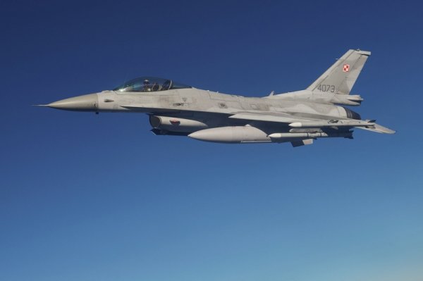 胜亿配资 2架委内瑞拉F-16战机携带武器抵近美导弹驱逐舰