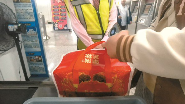 活的大闸蟹不能“坐”上海地铁