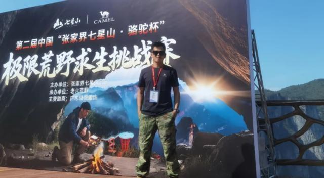 荒野求生赛选手吃烧红泥土治拉肚子 盐比肉都香