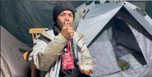 荒野求生赛选手吃烧红泥土治拉肚子 盐比肉都香